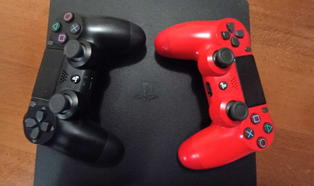 Плейстейшън 4 в добро състояние.С два джойстика.И игри безплатно.