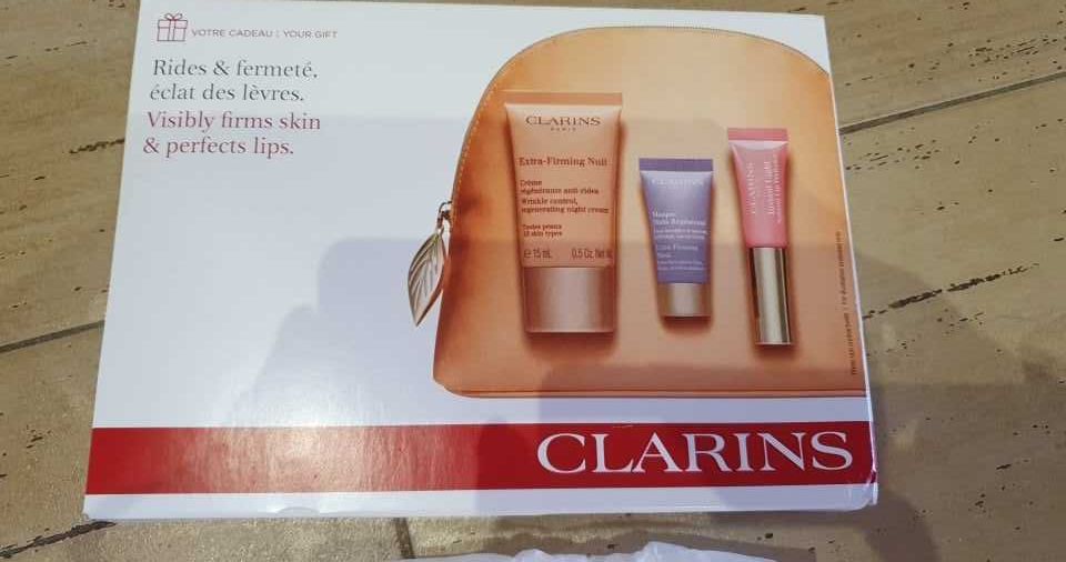 Продавам нов козметичен несесер Clarins за 8.99 лв