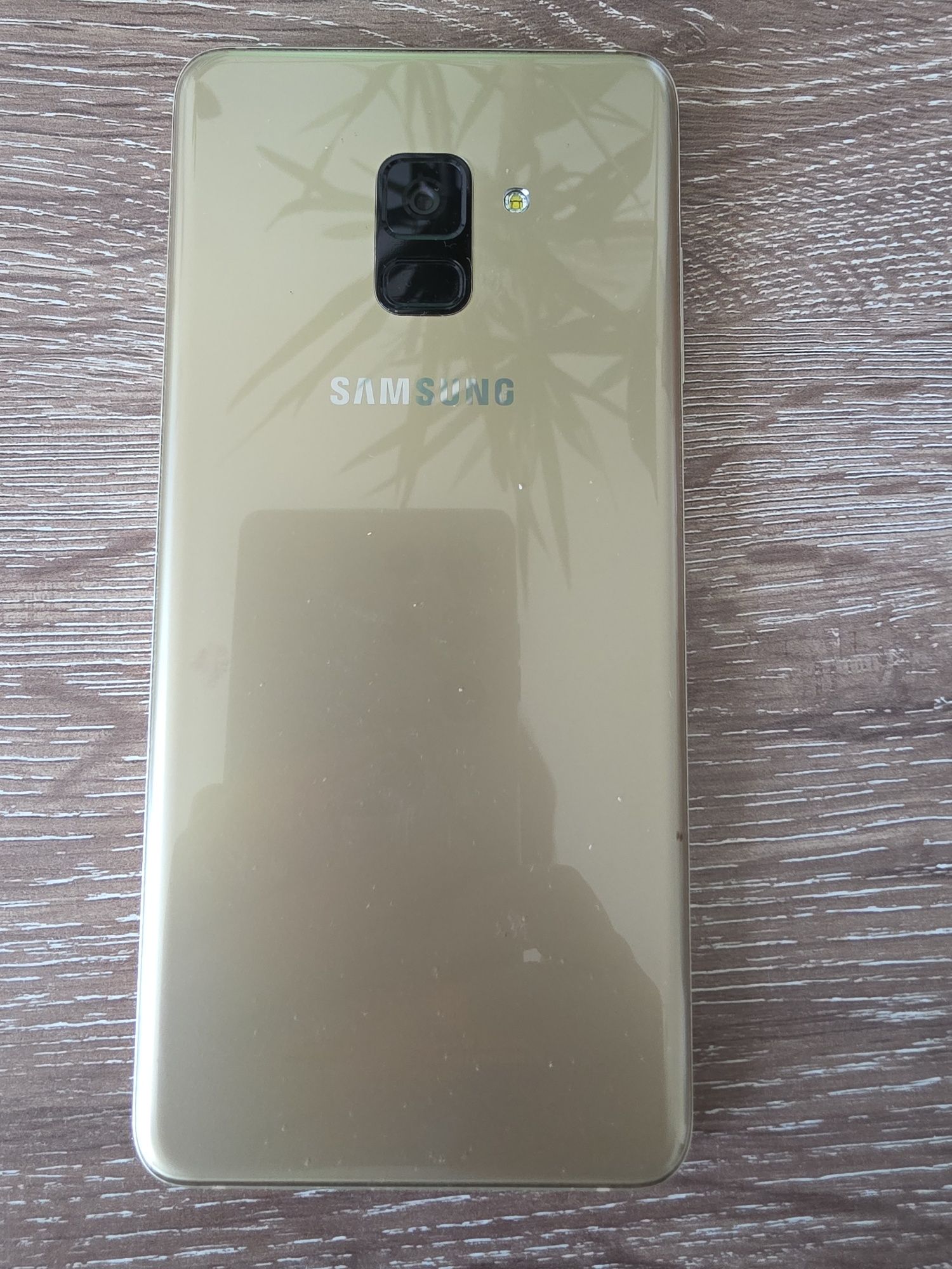 Смартфон Самсунг а8+