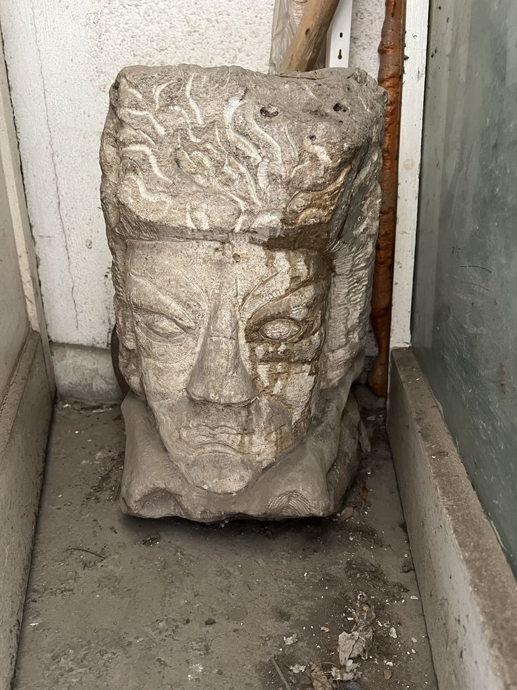 Doua bucati piatra sculptata manual