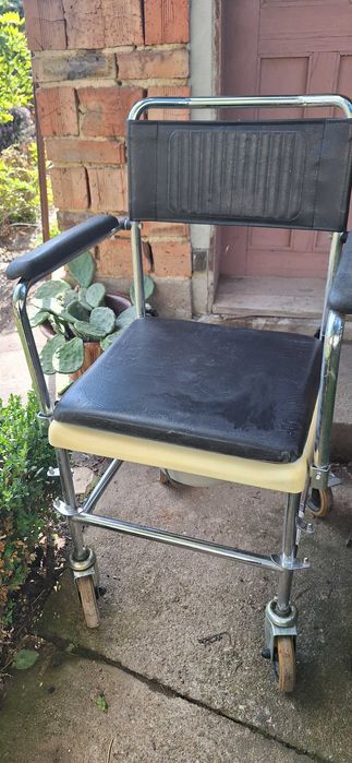 Инвалиден стол за баня