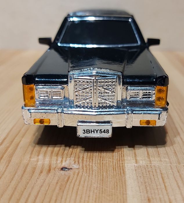 Черна лимузина "President", метал и пластмаса. Цена: 40лв. Дължина 22