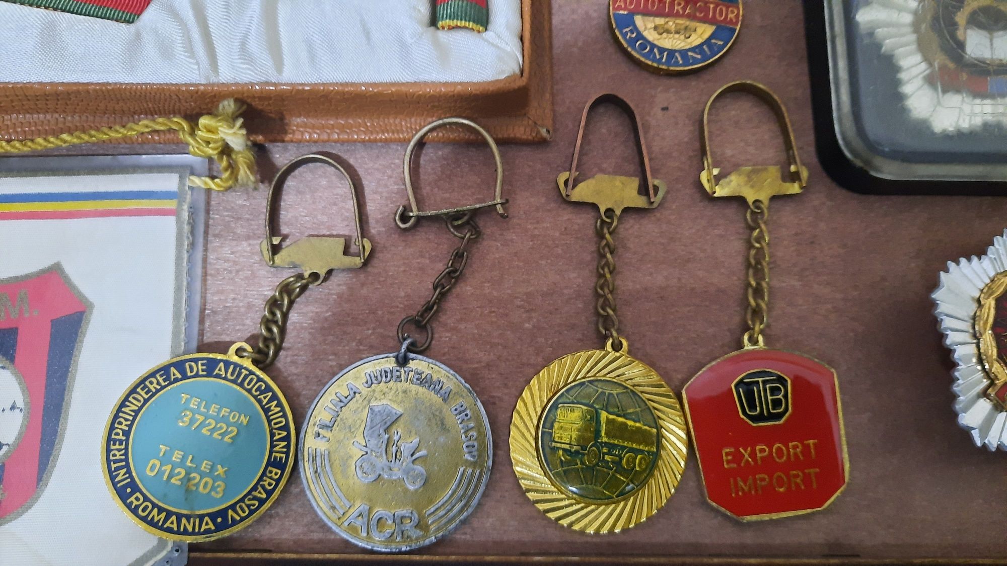 Diverse insigne,medalii,brelocuri romanesti anii 80