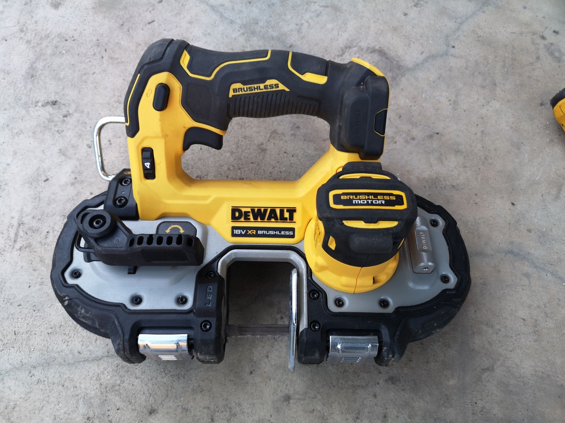 Акумулаторен лентов трион DeWALT