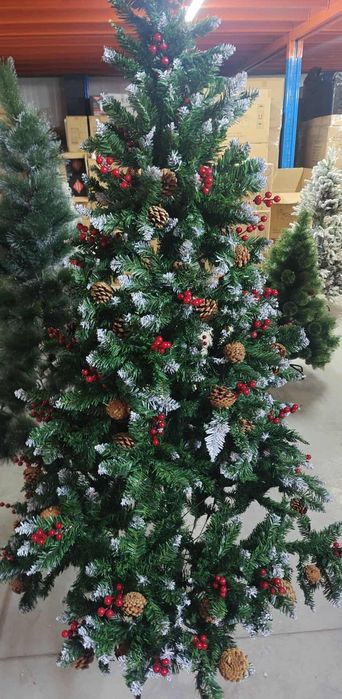 Коледна елха с шишарки и глог