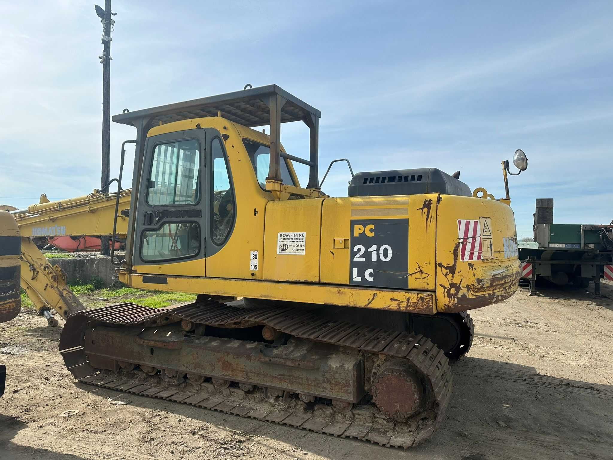 Dezmembrez excavator Komatsu PC 210 LC , cu brat lung