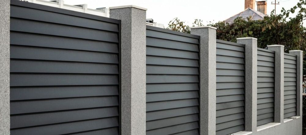 Garduri și porți din jaluzele sipca metalică fer forjat  plasă bur