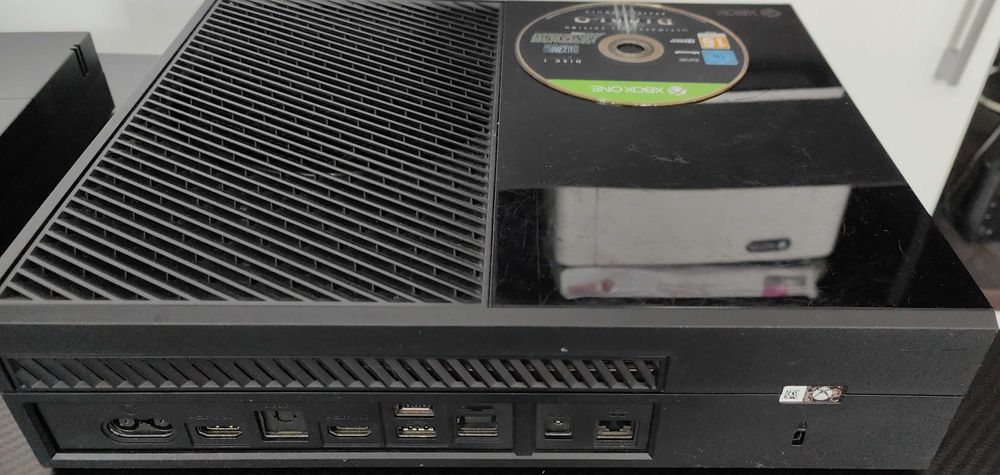 Consola Microsoft XBOX ONE ,20 jocuri,maneta ,cabluri