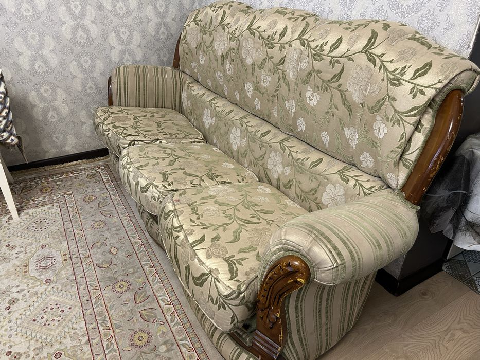 Продам диван с двумя креслами