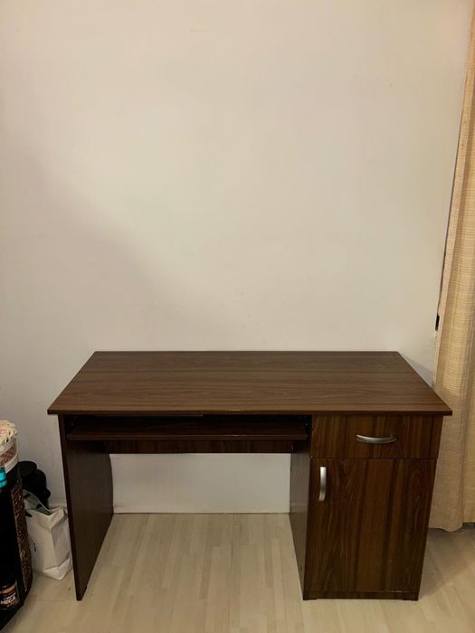 Vand birou in stare foarte bună