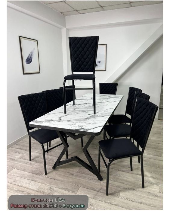 Сем бренди стол со стульями.