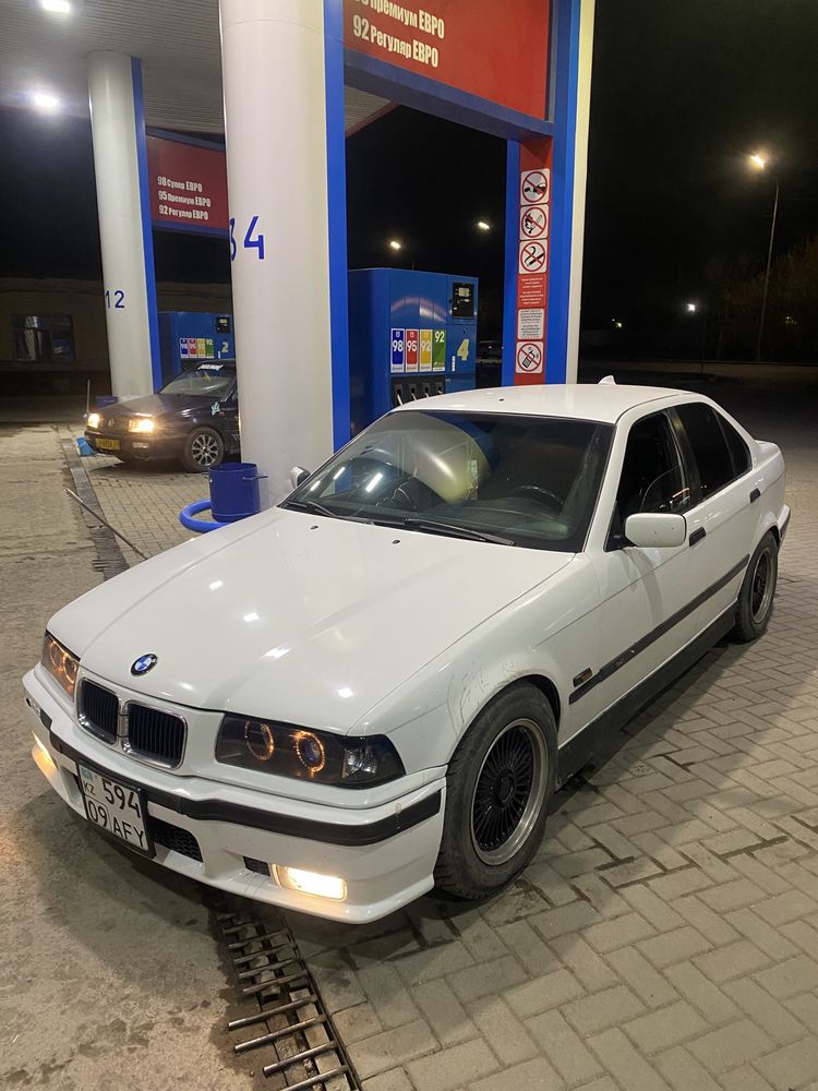 Продаю хорошую машину BMW