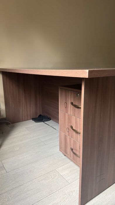 Офисные столы и стулья