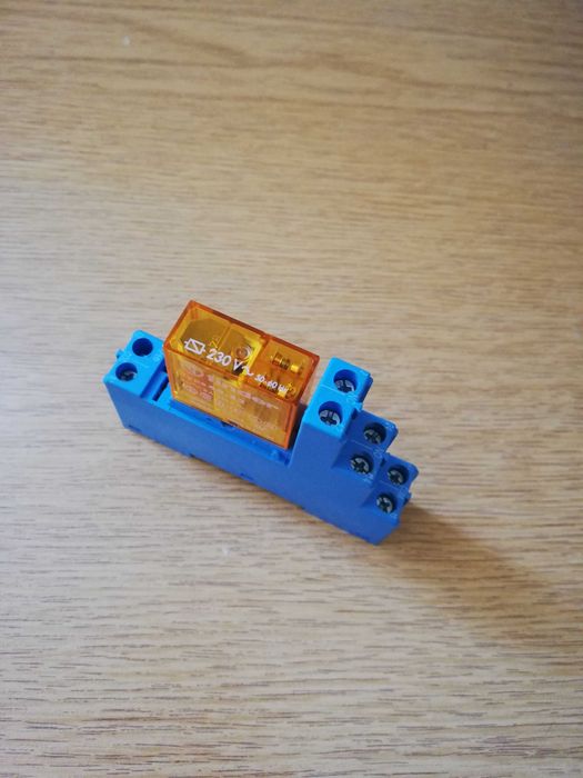 Releu electromagnetic Finder la 230V ac 8A cu soclu