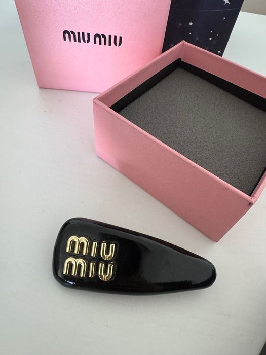 Стилна шнола за коса miu miu