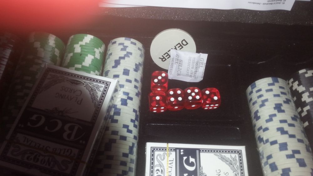 Jetoane poker neimprimate 11 gr. 300 buc. Cutie aluminiu. Sigilat!