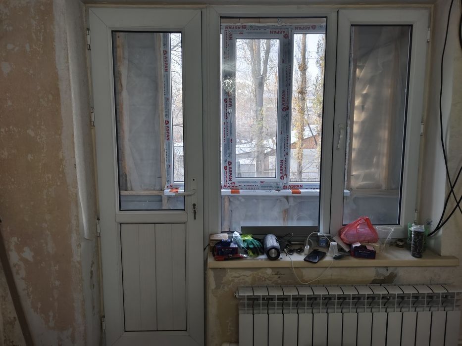 Окно с дверью на балкон