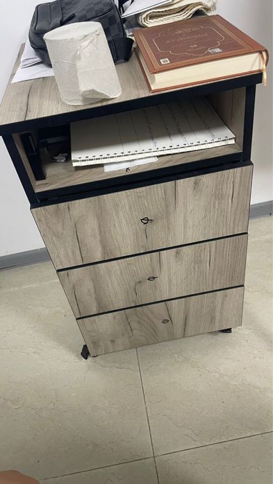 Продам 2 стола,кресло,тумбу,офисное кресло