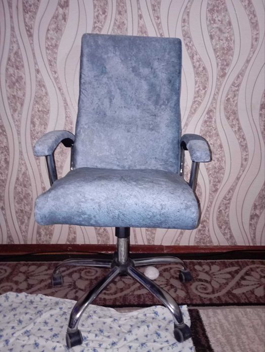 Офисное кресло в в хорошем  состояние