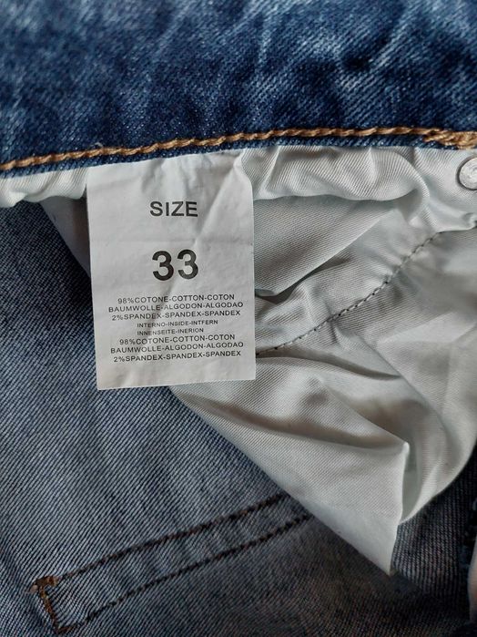 Продавам два чифта чисто нови дънки.