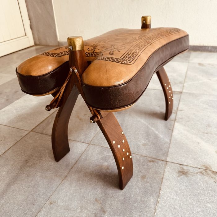 Ръчно изработена ориенталска табуретка от естествена кожа