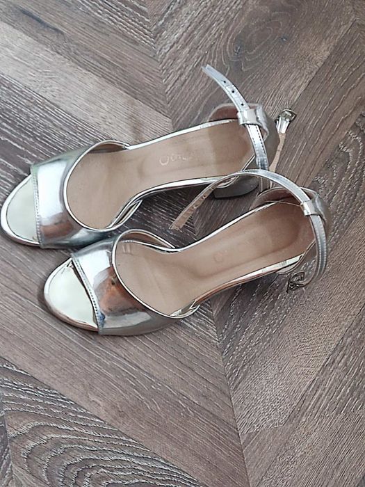 Две рокли показване по веднъж, обувкиведнъш ползвани и портмоне цена п