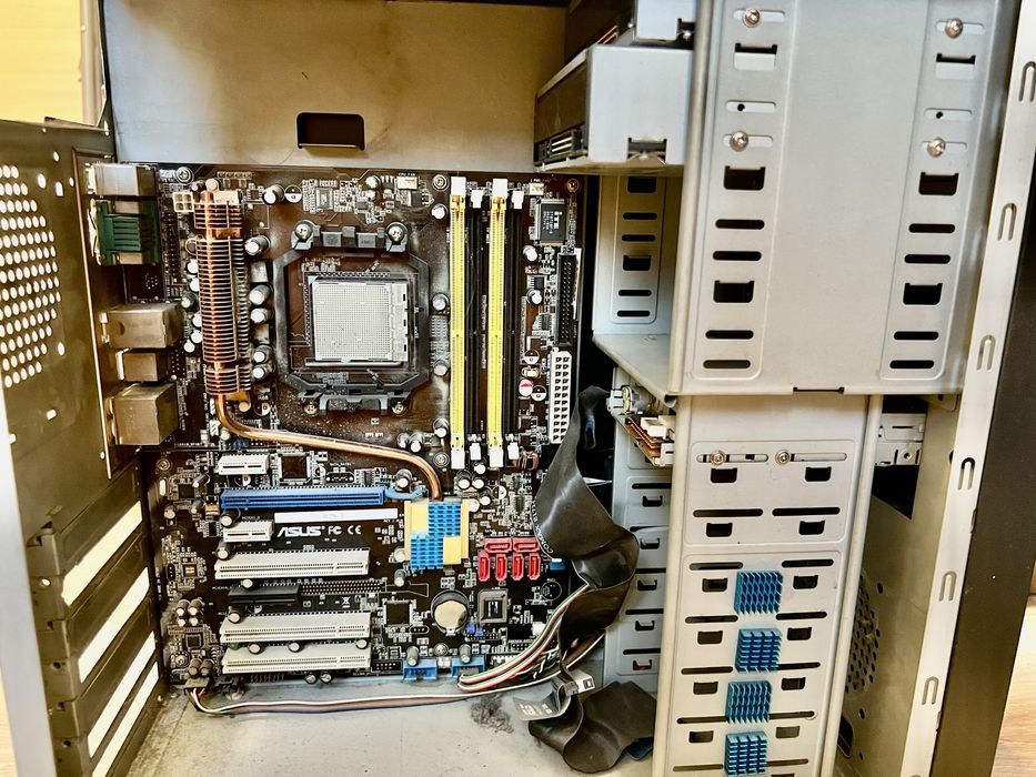 Стари компютър и компютърни части