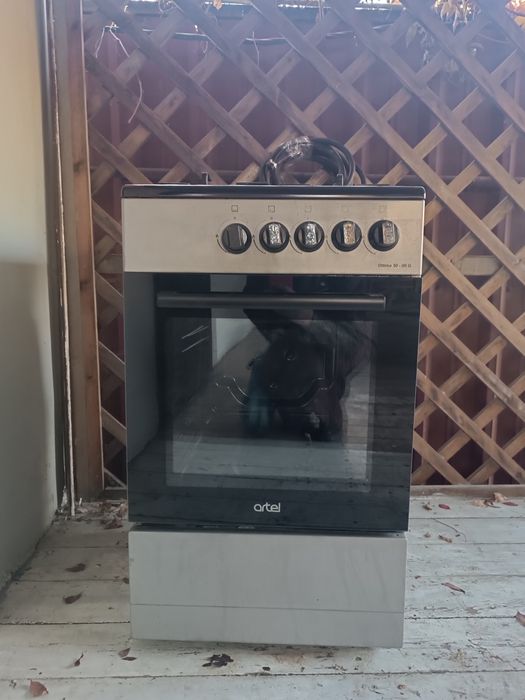 продам газовую плиту б/у в хорошем состоянии , Artel - бренд