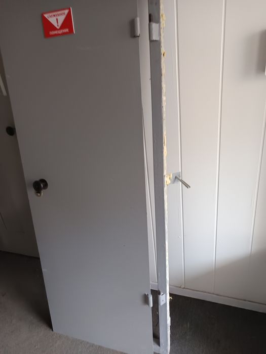 Дверь железная .