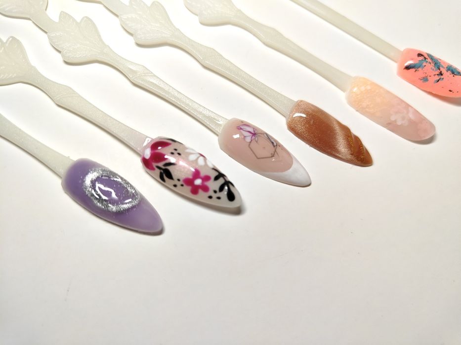 Ofer servicii de manichiura cu gel