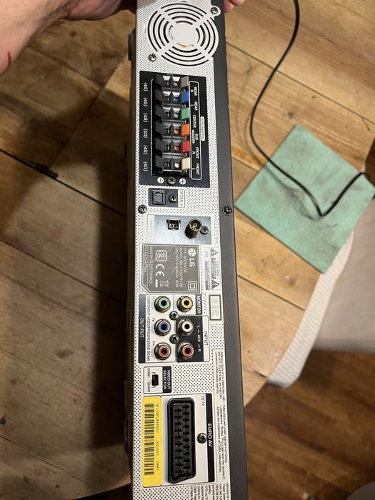 Система за домашно кино LG от 5 тонколони, субуфер и DVD receiver