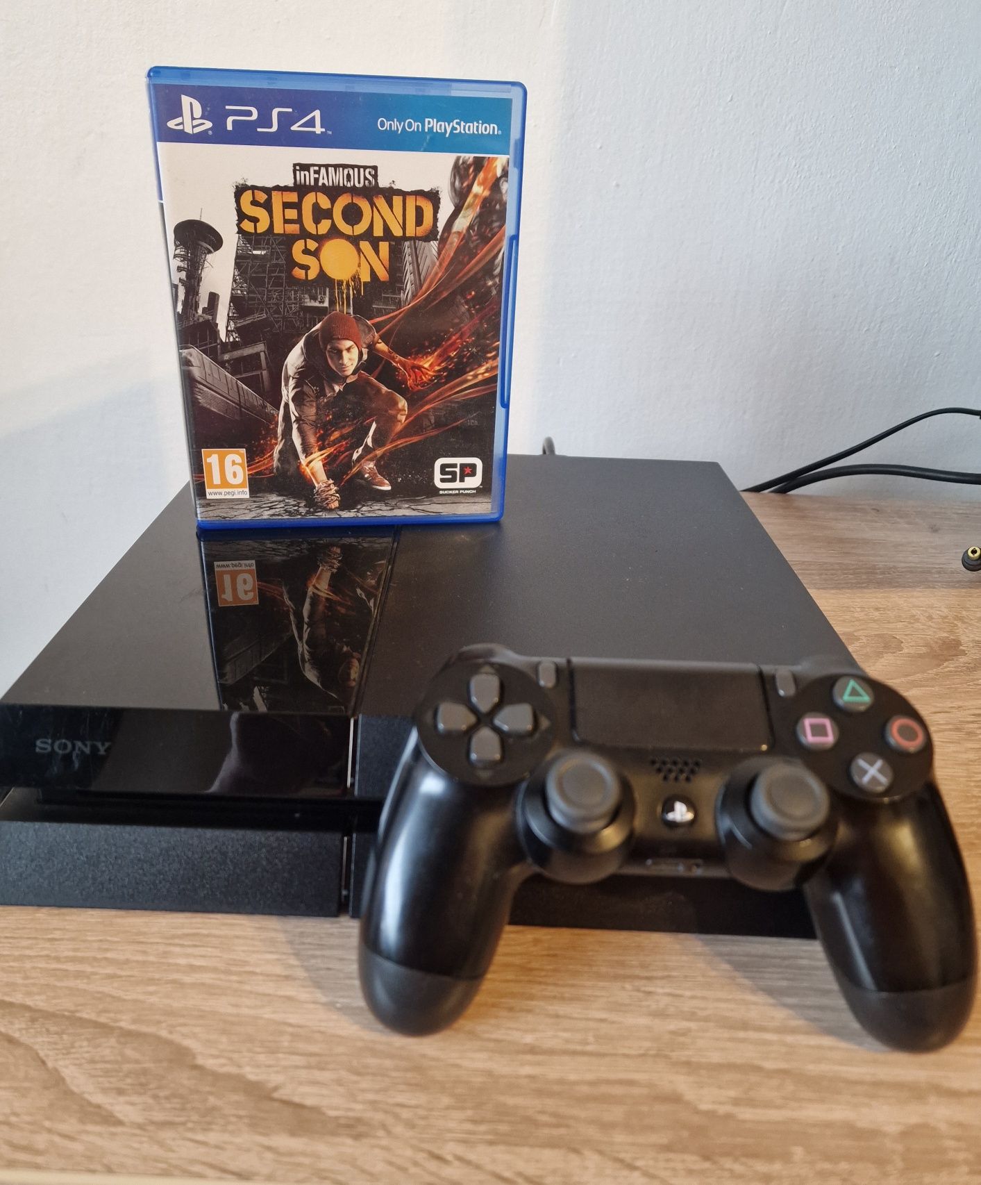 PS4 500GB plus gamepad v2 Sony plus inFamous Second Son