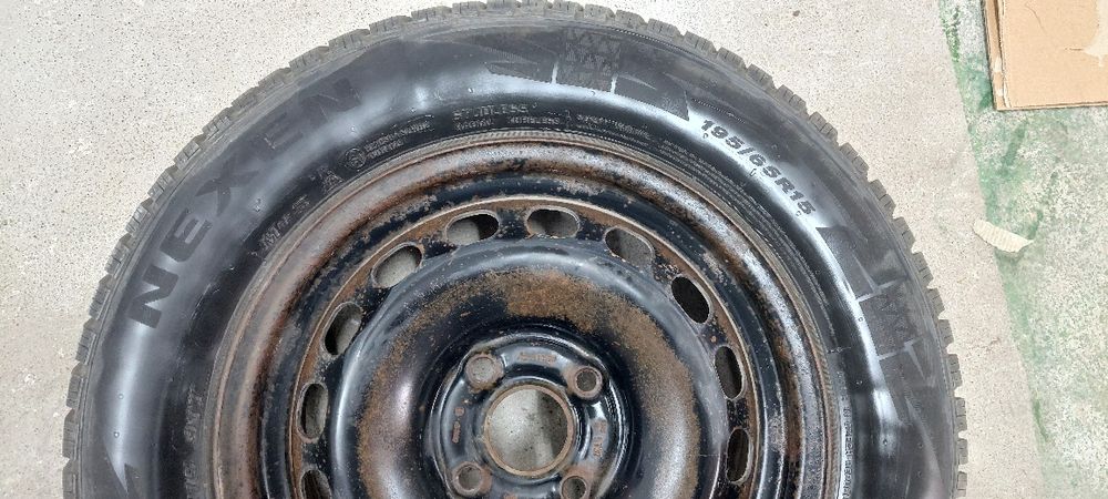 4 зимни гуми NEXEN 195/65R15 с джанти Audi 80 B4 – DOT 2024, като нови