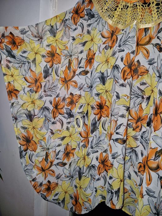 Bluză florală tip poncho cu detalii handmade