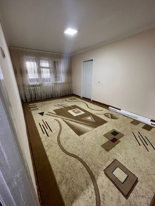 Срочно продается 2 ком квартира в 9 мкр 4 этаж