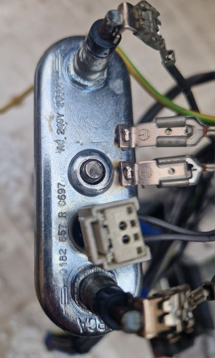 Vând motor,pompă,rezistența și curea pentru mașină de spălat WHIRLPOOL