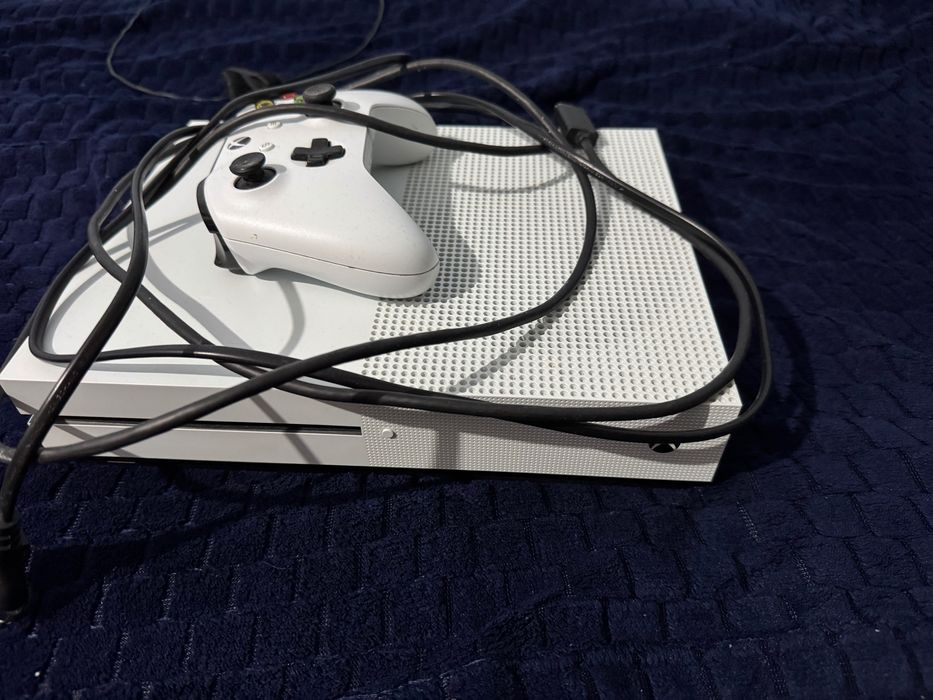 Vând Xbox one s 1tb