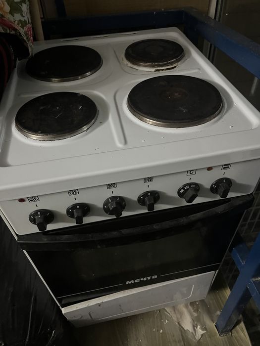 Отдам даром стол , две тумбочки , электрическую плиту ,