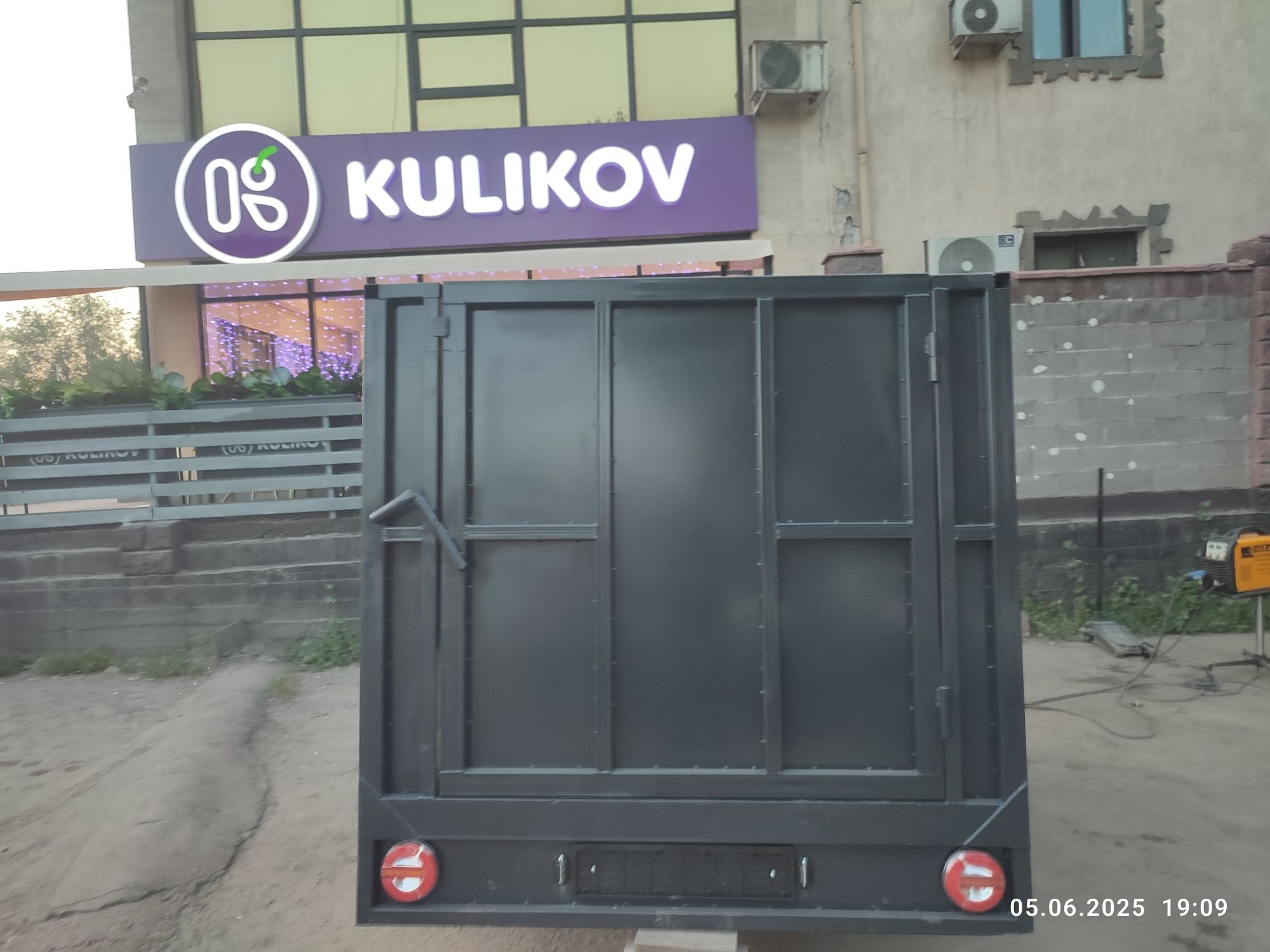 продам прицеп  коневозка