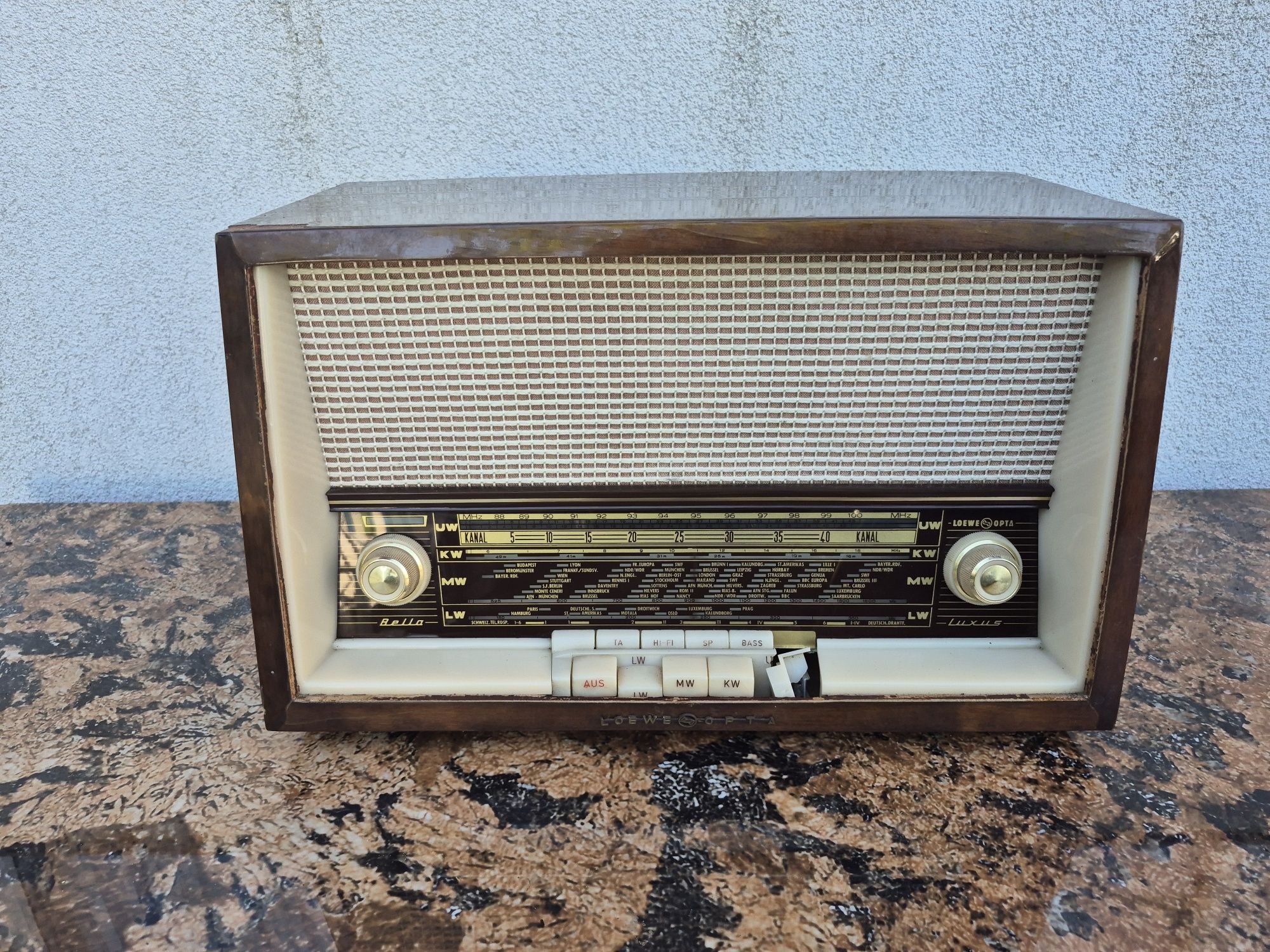 Vând colecție 34 Radio Lampi,carcasa ebonita & lemn din ani 1940-1980