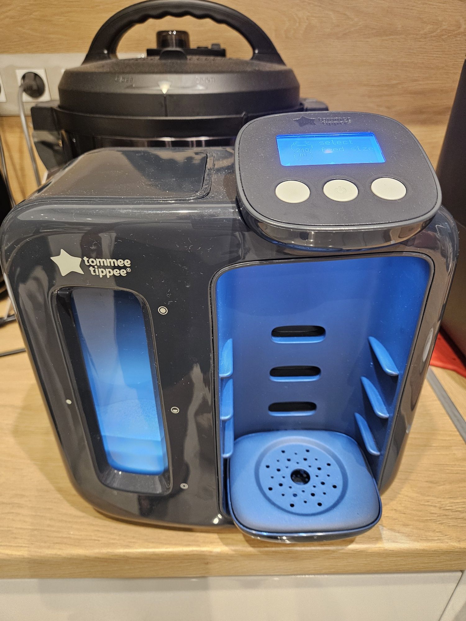 Продавам уред Tommee Tippee Perfect Prep Instant Baby Bottle Maker