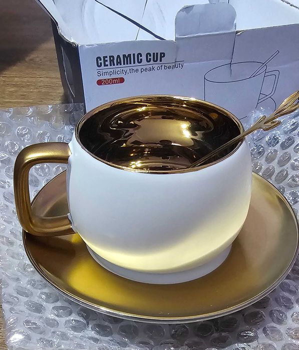 Комплект чаша с чинийка в бяло и златно