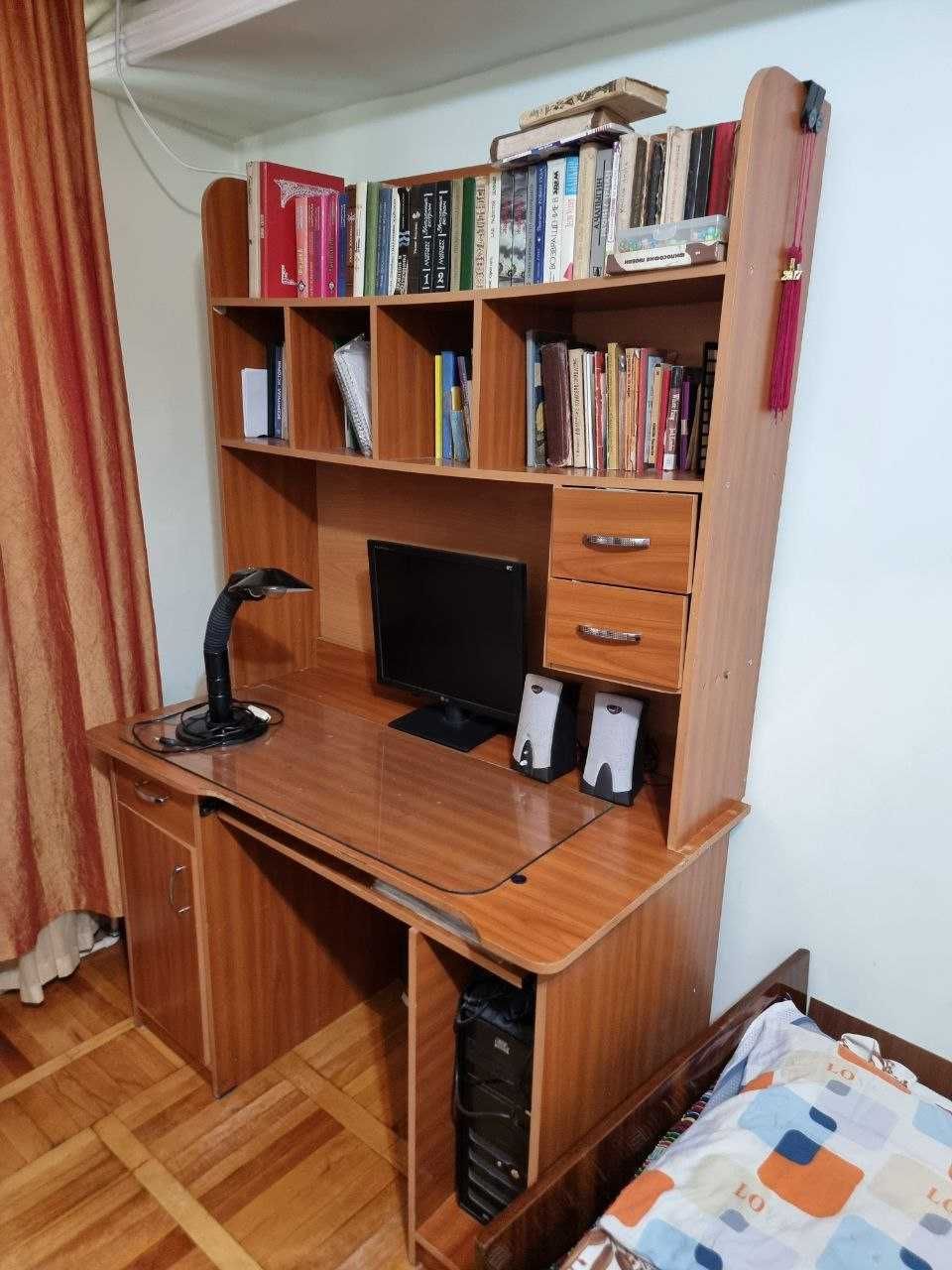 Письменный стол с полками для книг
