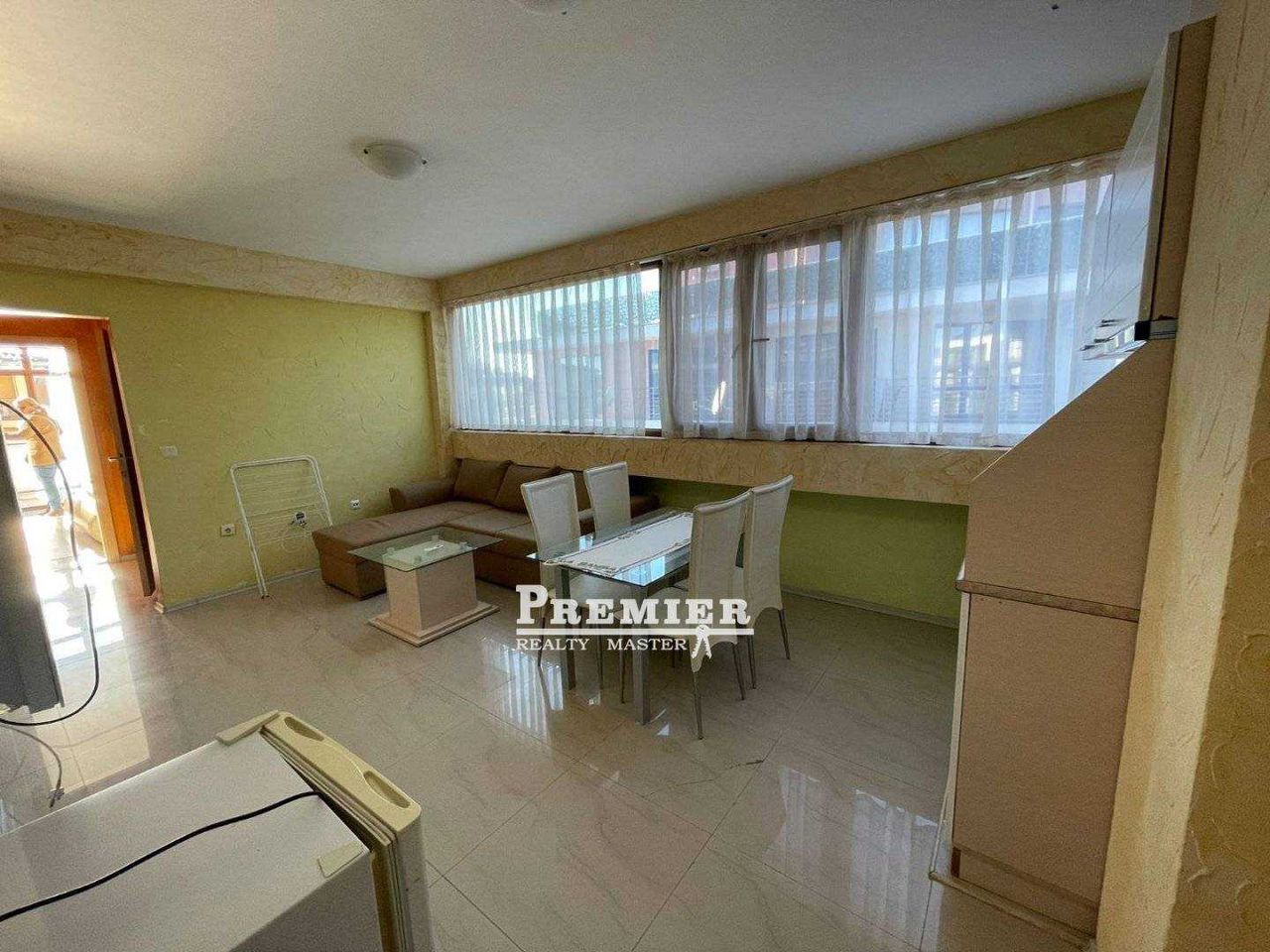 Продава се Двустаен апартамент в к.к. Слънчев бряг - 61 кв.м за 910 €/кв.м - Снимка #2