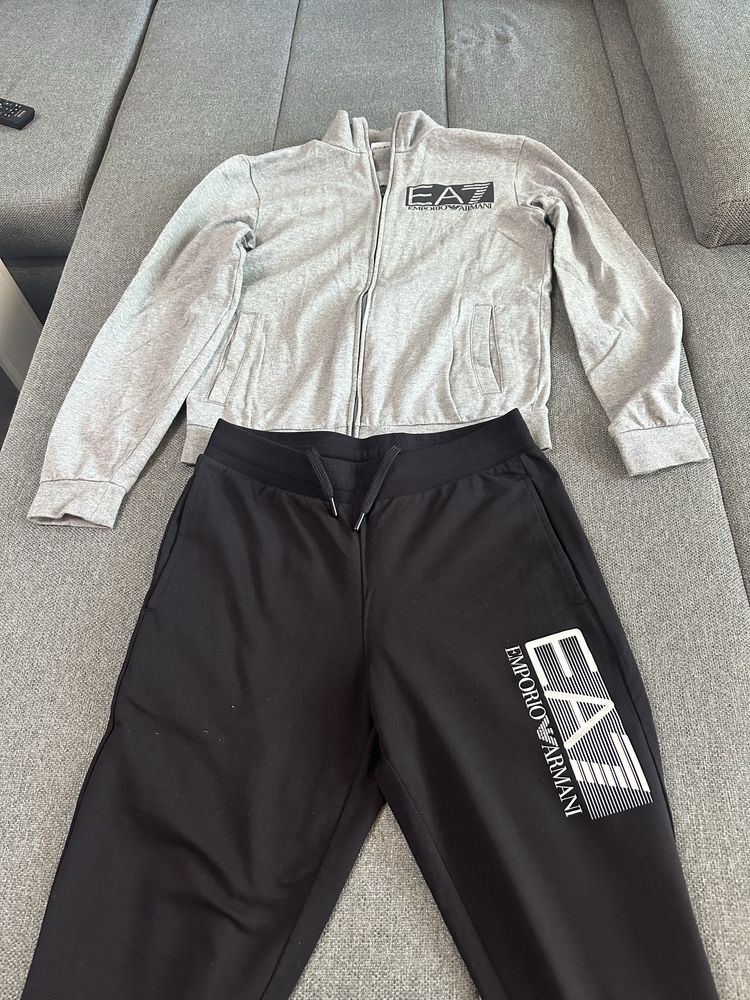 Emporio Armani анцуг размер S
