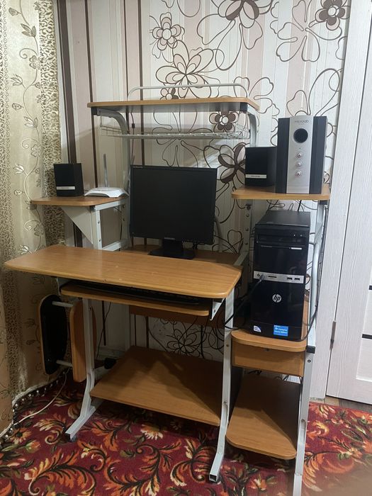 Продам стол вместе с компьютером!
