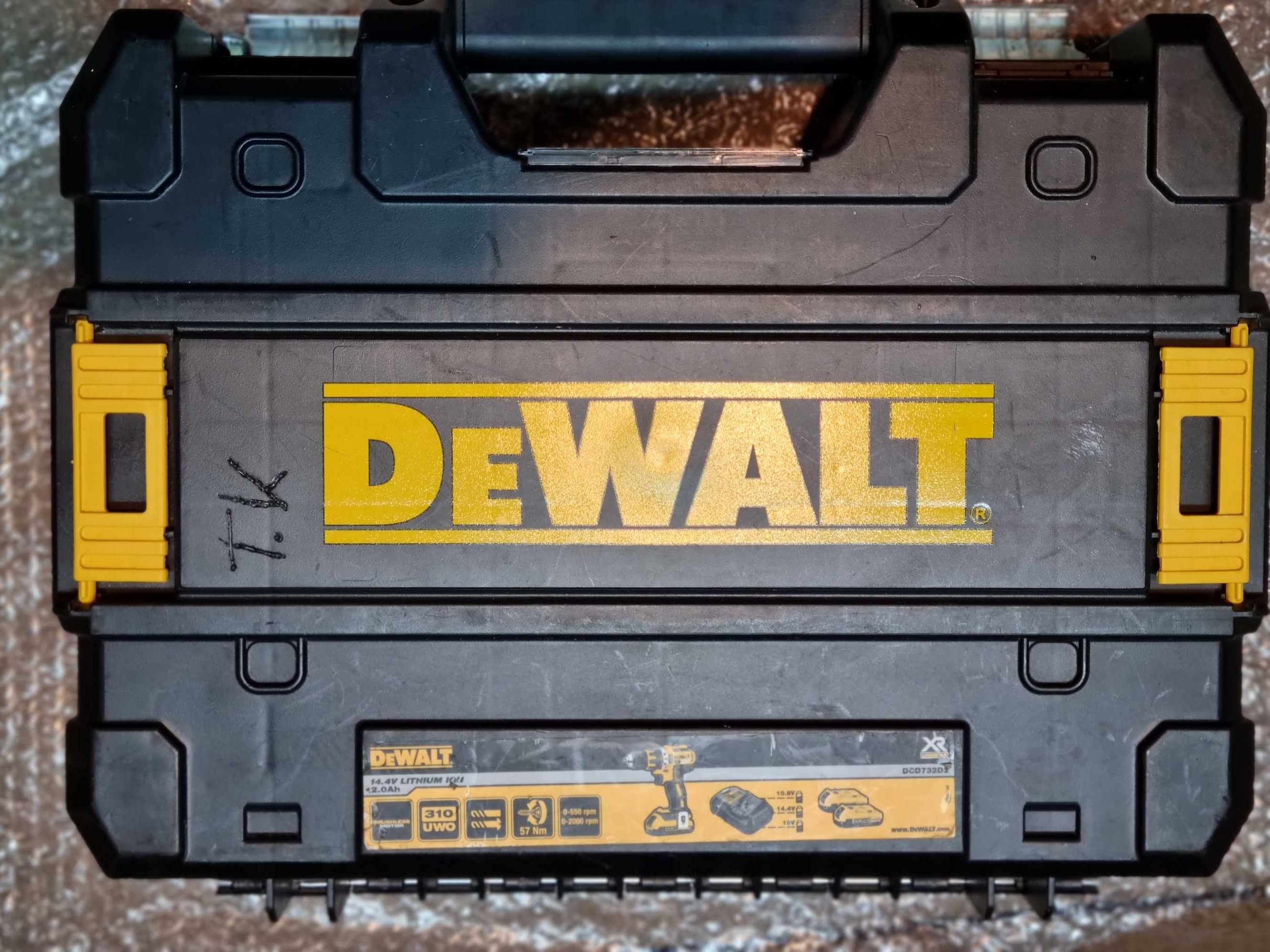 DeWALT DCD790 cu 2 acumulatori 1,5Ah, incarcator 18V si valiza