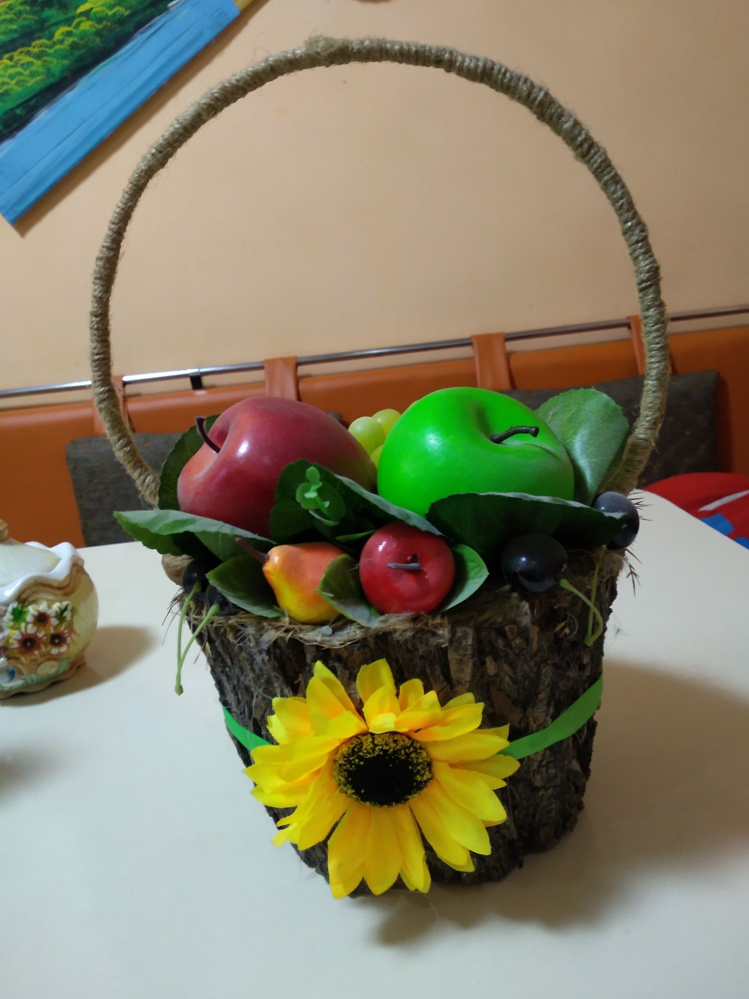 Декоративная корзина с фруктами