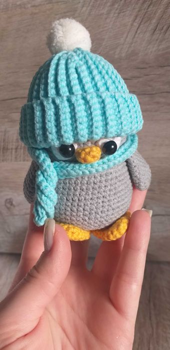 Вязаная игрушка Пингвинчик в шапочке