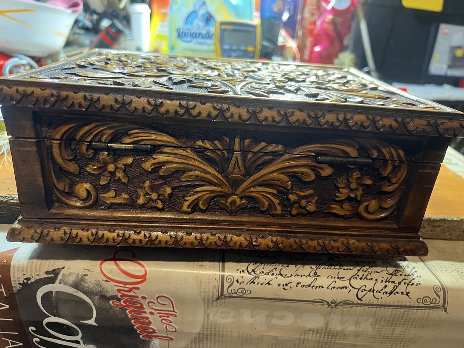 Cutie bijuterii din lemn de nuc decorativa anul 1960